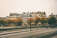 沿着巴黎的城市街道，欣赏历史建筑与秋叶交织的迷人景色