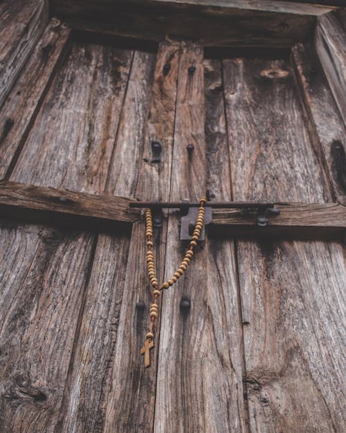 Základová fotografie zdarma na téma dřevěné dveře, kříž, modlitební korálky
