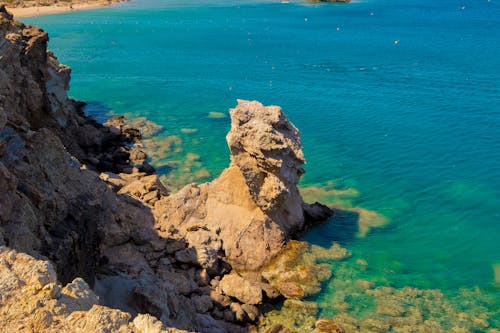 Formazione Rocciosa Vicino Al Corpo D'acqua