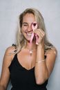 手持粉红丝带微笑的女人象征着乳腺癌的意识