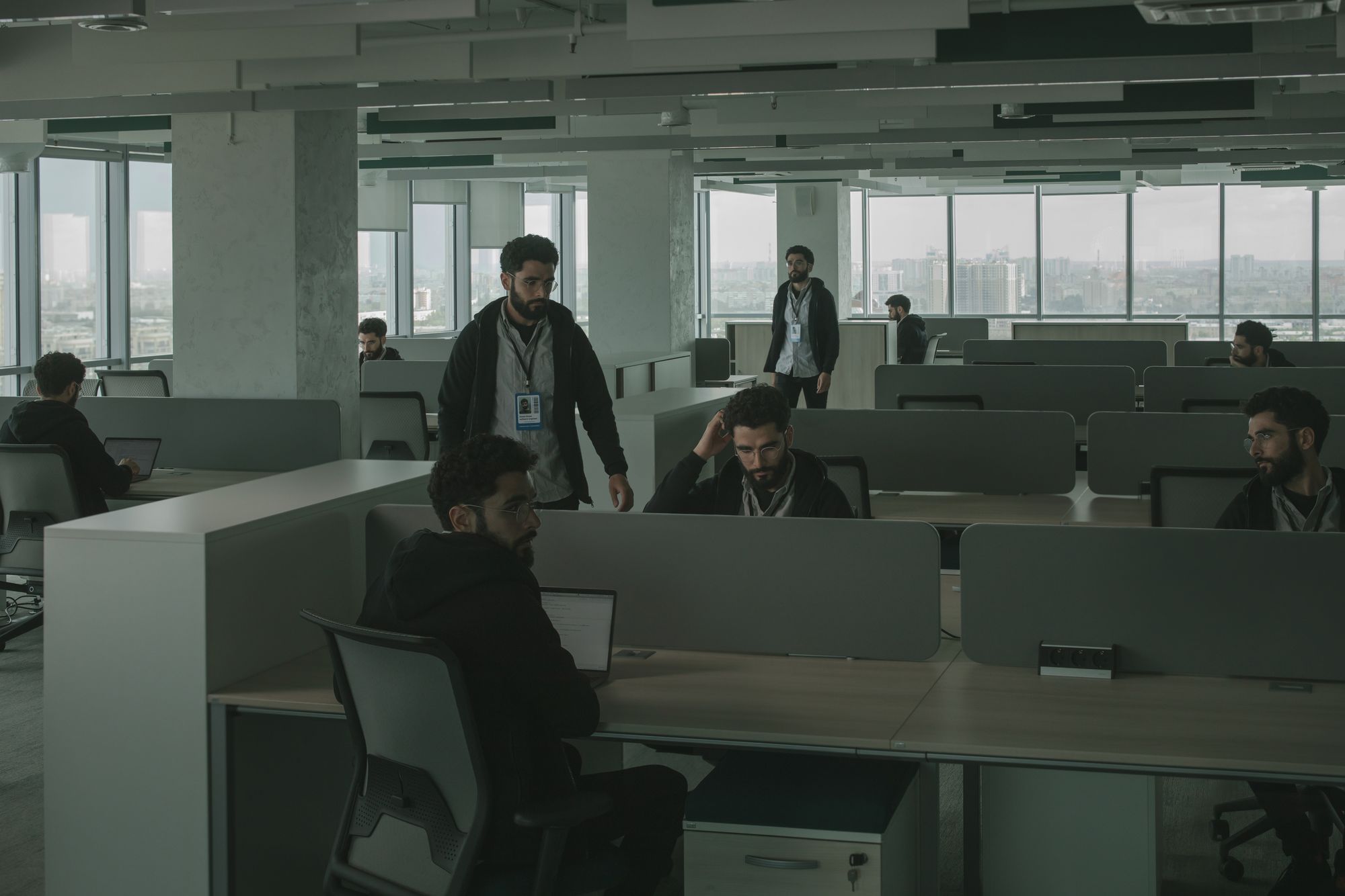 Symbolbild für Social Engineering und Manipulation im Büro