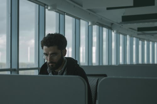 Fotos de stock gratuitas de aeropuerto, asientos, Gafas de sol