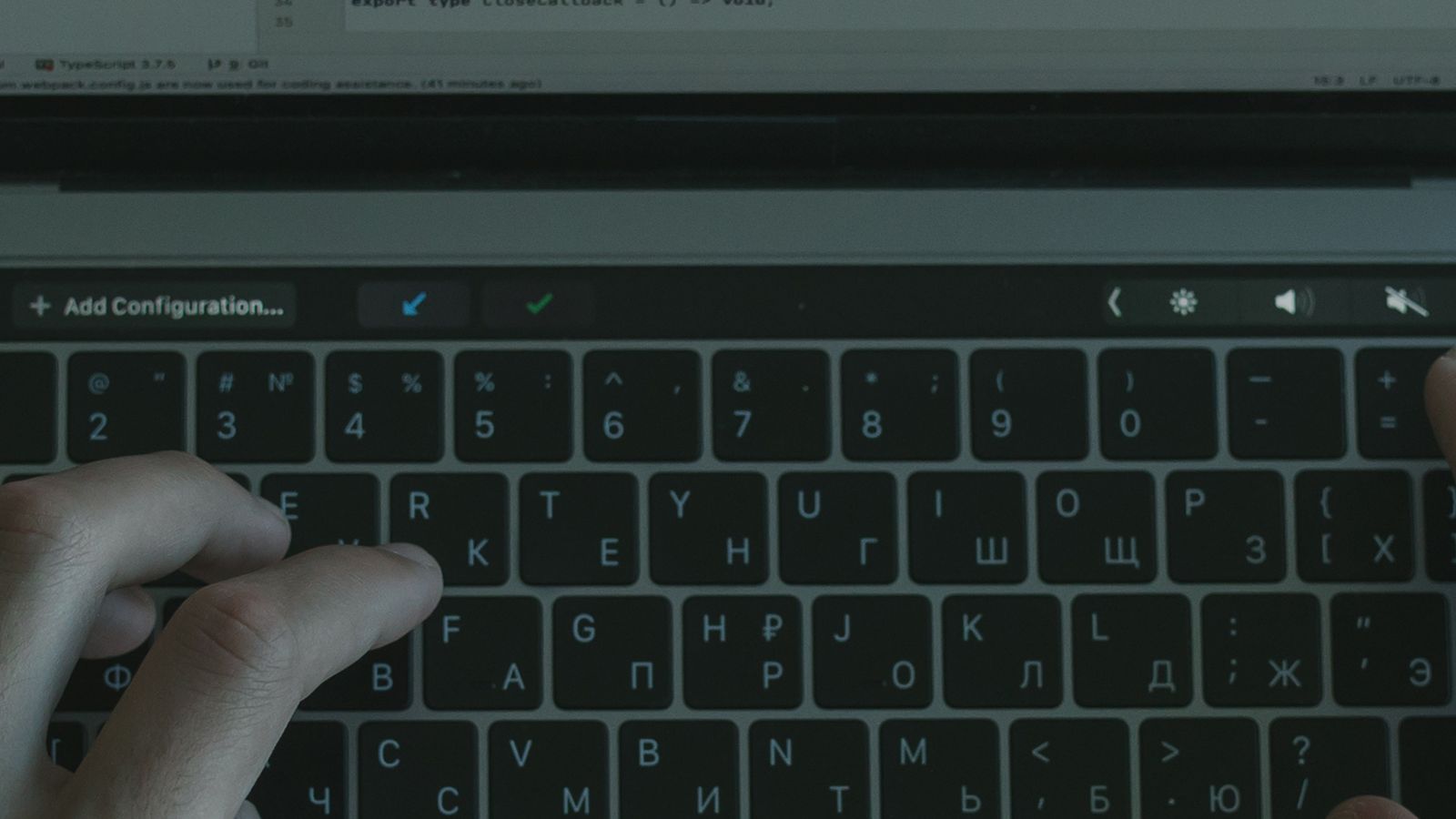 Kod strony internetowej na ekranie laptopa podczas pracy technicznej nad serwisem