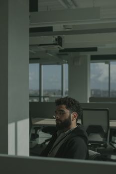 当代办公室环境中，一位有思想的人正陷入沉思