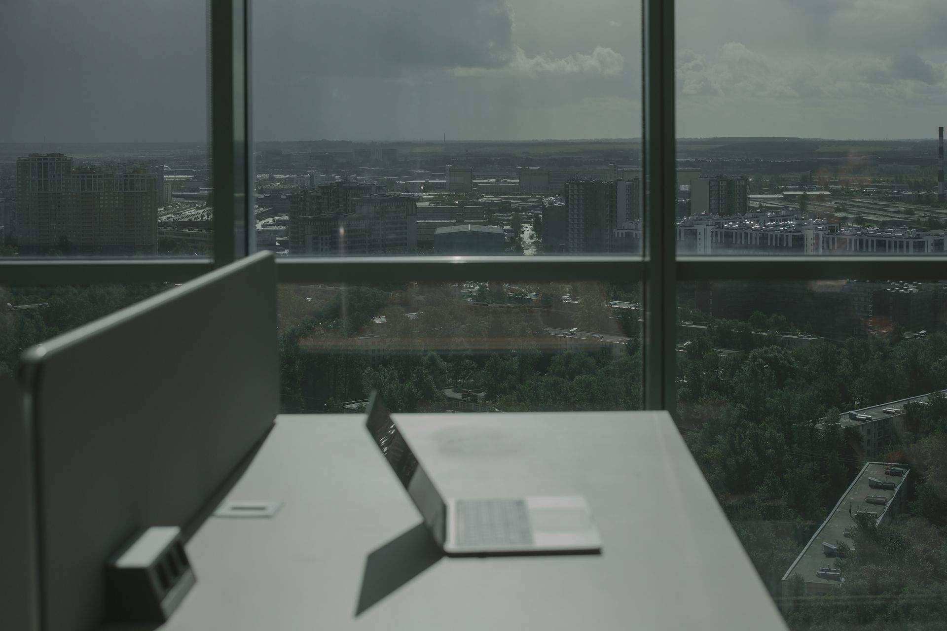 Modern ofis çalışma alanı bilgisayarlar gün ışığında