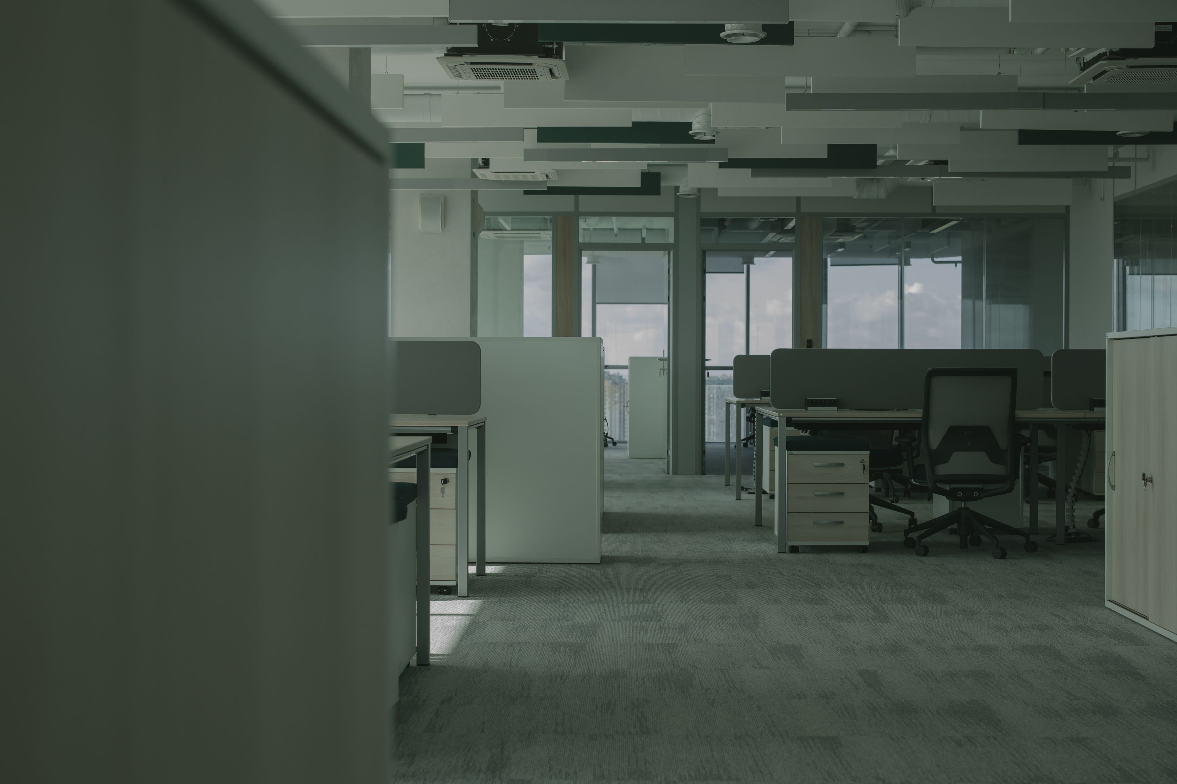 Bureaux vidés avant restitution Grand plateau de bureaux vide, mobilier et cloisons en attente