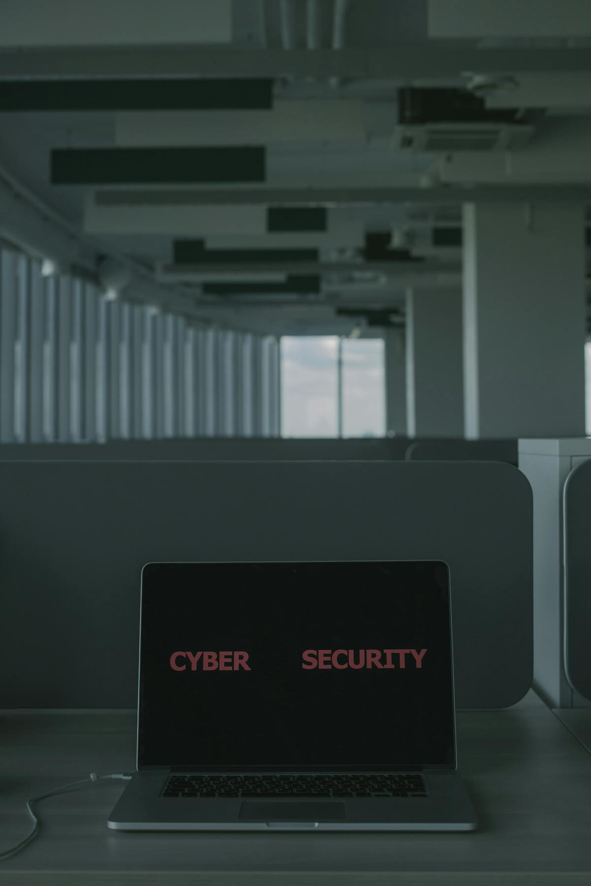 Laptop aperto con schermo che mostra la scritta CYBER SECURITY in evidenza