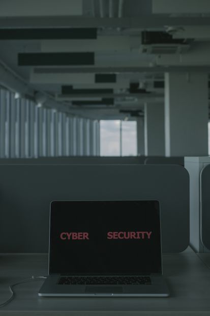 Ordinateur affichant un écran de cybersécurité