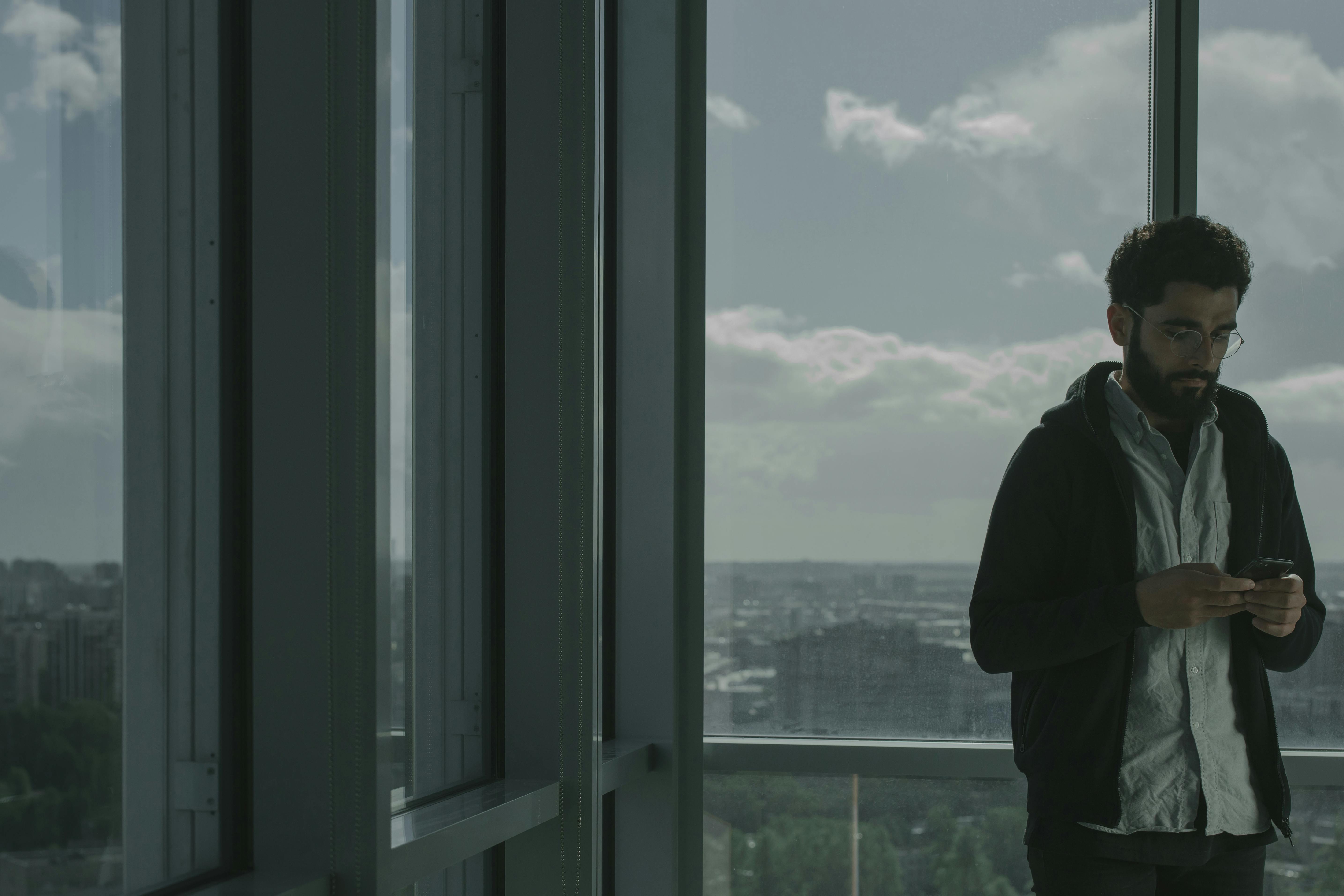 funkcje CRM na ekranie laptopa