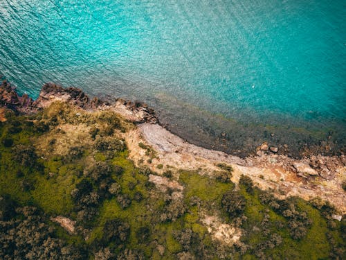 Ilmainen kuvapankkikuva tunnisteilla droonikuva, hiekkaranta, kivikkoinen ranta