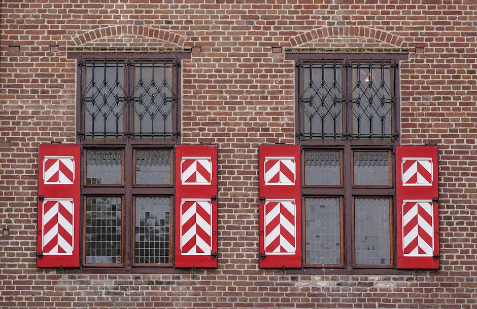 Wnętrze z panelami przesuwnymi zakrywającymi okno i szerokim zakładem na ścianę