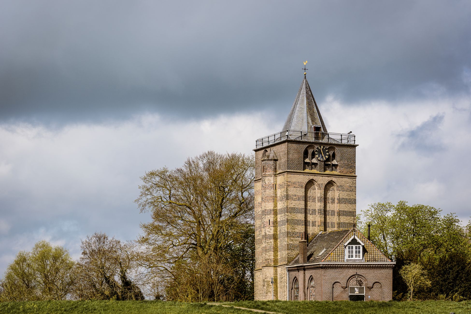 12-jarige jongen beklimt met klasgenoten toren Koepelkerk Witmarsum