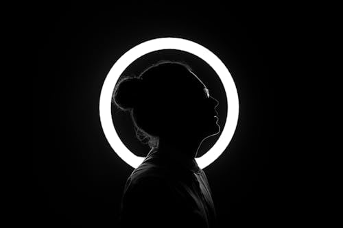 Immagine gratuita di bianco e nero, luce anulare, persona