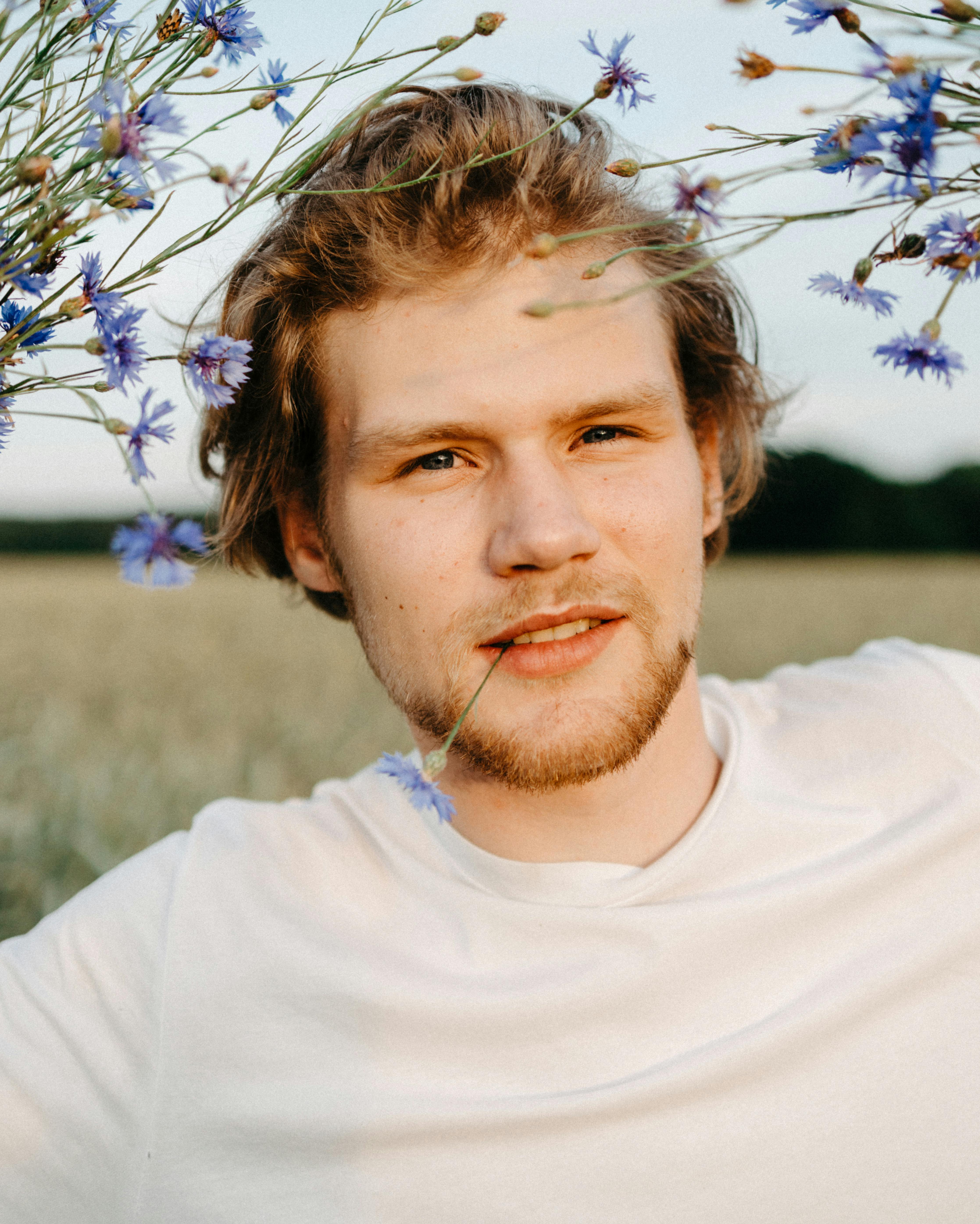 年轻人在开满野花的田野里享受夏日的夜晚