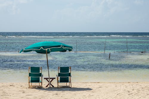 덱 체어, 모래, 바다의 무료 스톡 사진