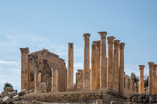 Free Impressive ancient Roman ruins with towering columns under a clear blue sky. Stock Photo