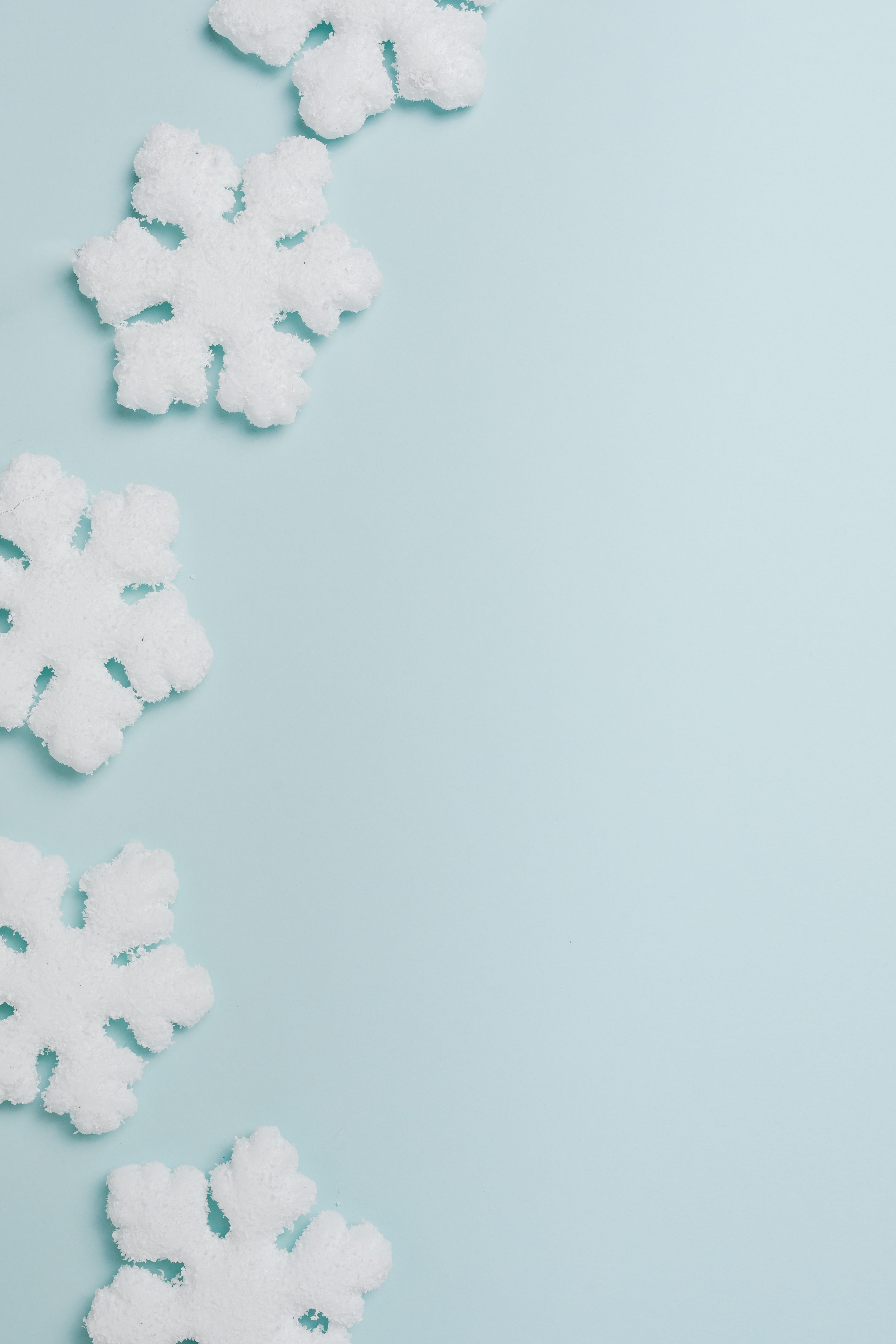 雪花巧妙地排列在蓝色背景上，非常适合冬季主题