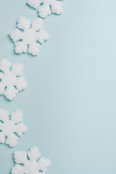 雪花巧妙地排列在蓝色背景上，非常适合冬季主题