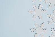 浅蓝色背景上巧妙地排列着白色雪花装饰，非常适合冬季主题