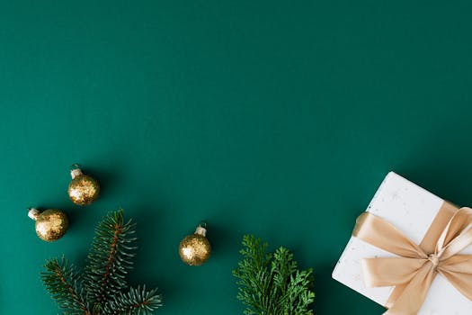 绿色背景上装饰着金色饰品，以及节日主题的图像与礼物