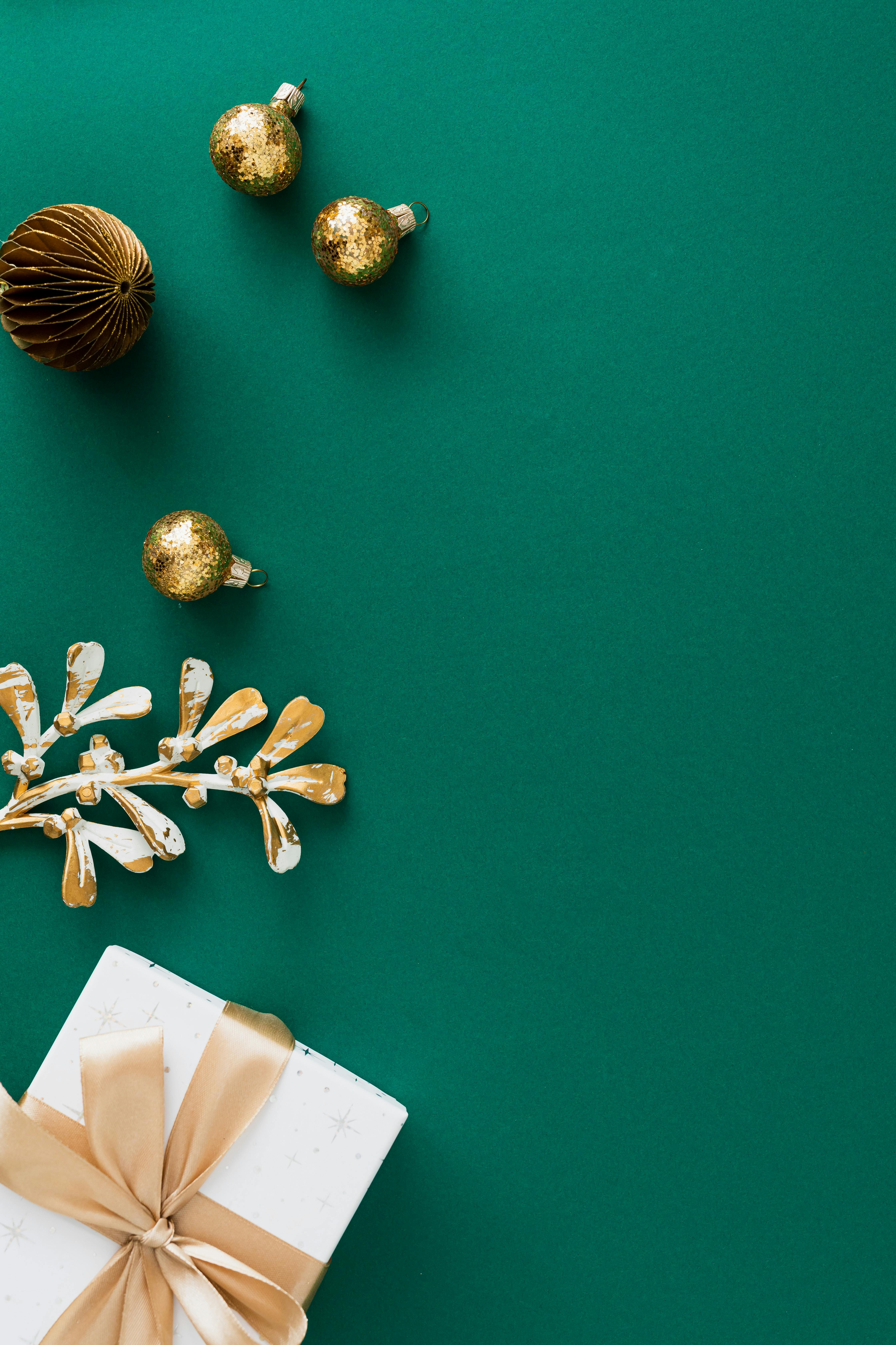 圣诞平躺与装饰品和礼物在绿色背景上，构成完美的节日设计