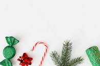 这间极简主义公寓以白色为背景，点缀着圣诞装饰，非常适合季节性设计