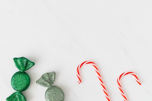 白色背景上，绿色糖果和红色糖果手杖明亮喜庆，非常适合节日庆祝