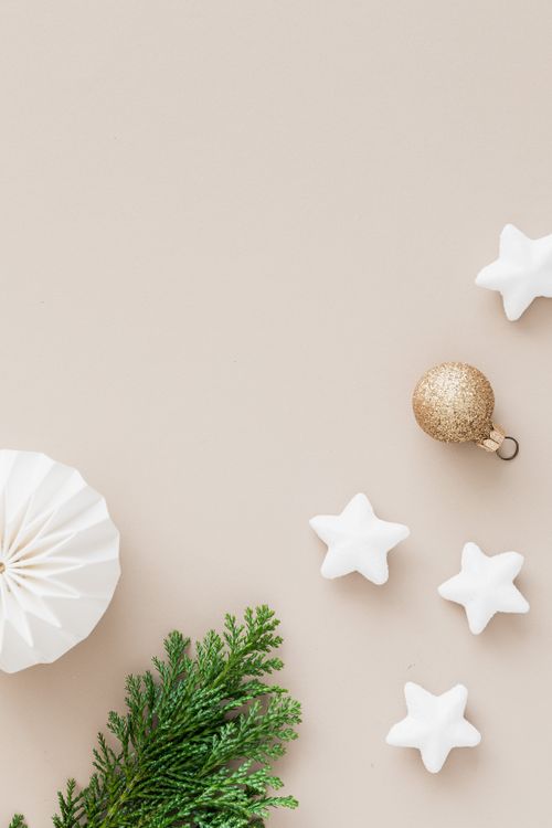 Free Simple Christmas flat lay featuring ornaments on a neutral background. Stock Photo