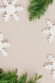 圣诞主题背景中，雪花和绿色树枝营造出节日氛围