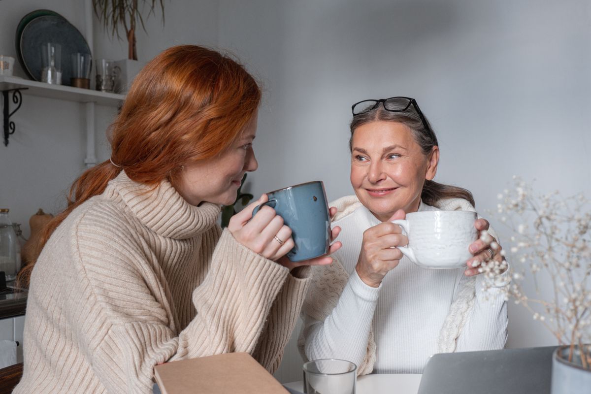 Moment de complicité autour d’un café