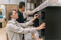 一对男女在家具店里检查抽屉，探索各种选择