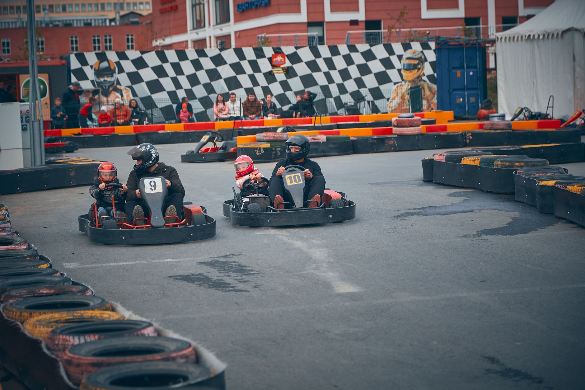 Karting pistinde yarışan pilotlar