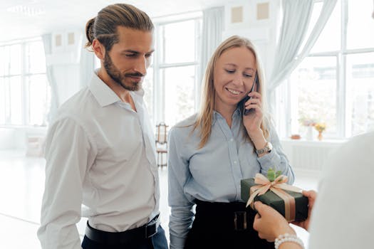 在明亮现代的办公环境中，职业男女对礼物感到满意