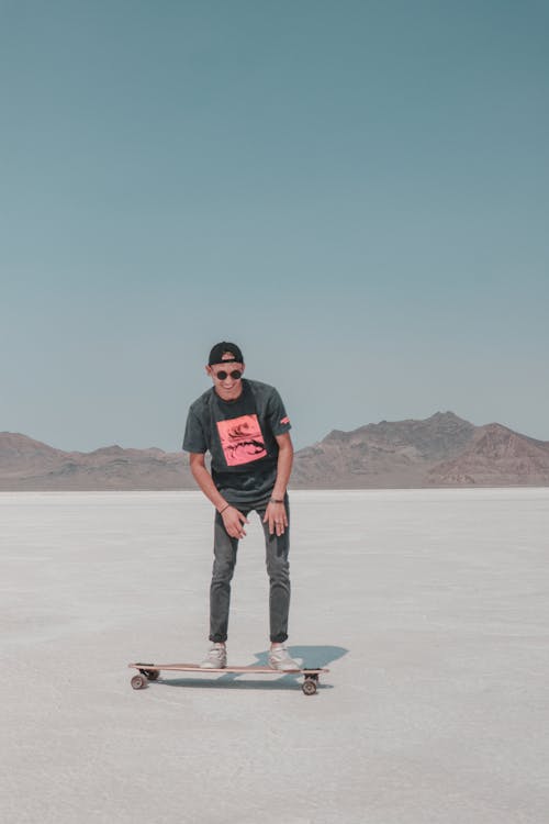 무료 사막 지역에 남자 스케이팅 스톡 사진