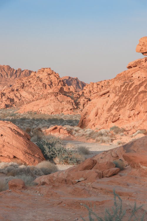 무료 낮에 협곡에있는 바위 구조물 스톡 사진