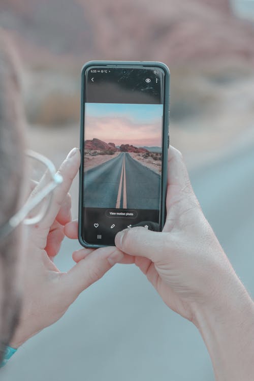 Ritaglia La Persona Che Cattura Foto Sullo Smartphone