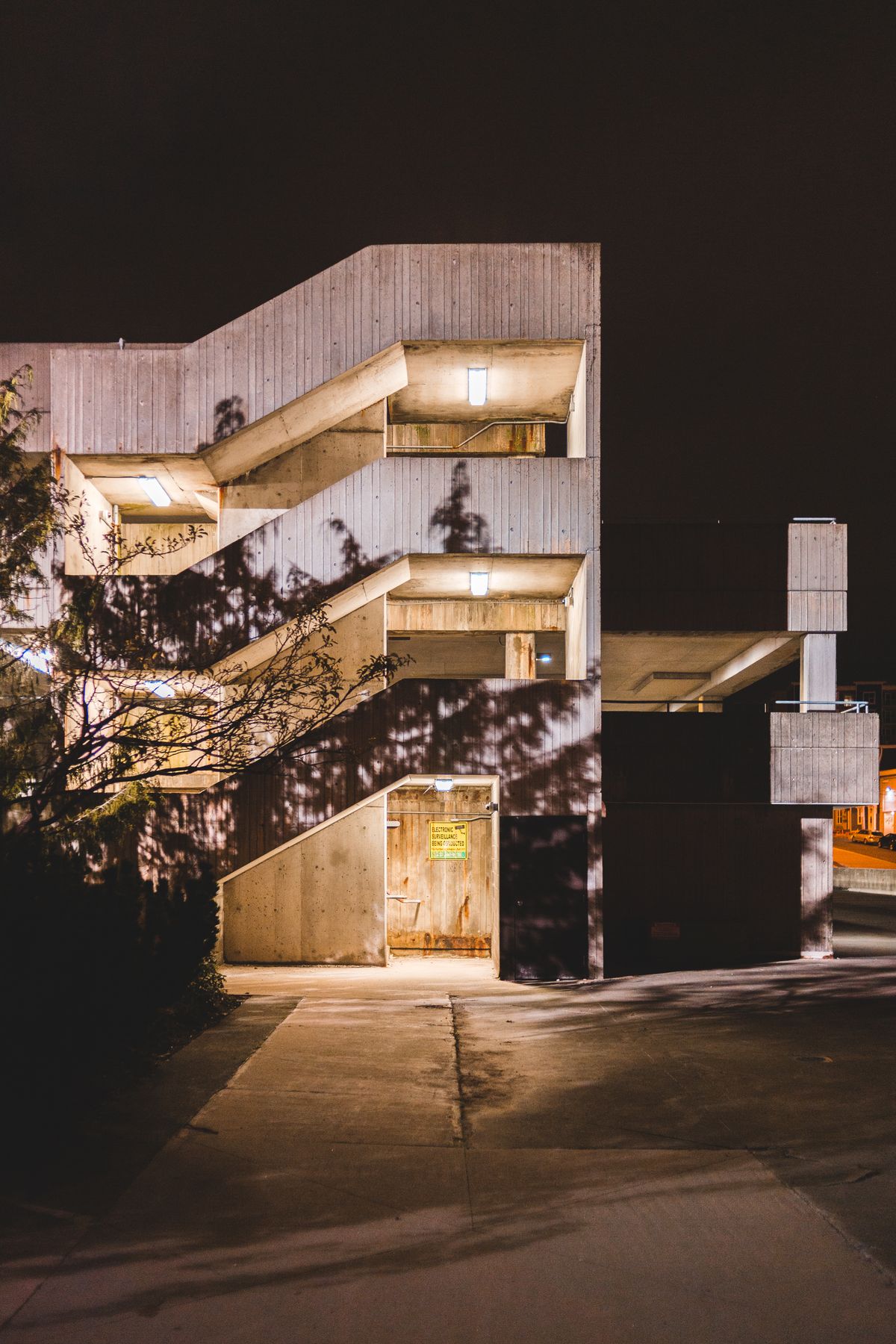 Éclairage extérieur de façade à la tombée de la nuit