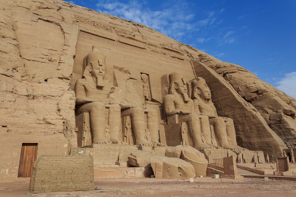 Colosos de Ramsés II tallados en la roca del templo de Abu Simbel