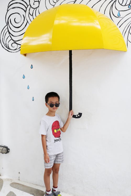 bezplatná Základová fotografie zdarma na téma chlapec, deštník, dítě Základová fotografie