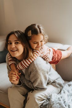 母女俩在室内享受着幸福时光，展现着爱与团结