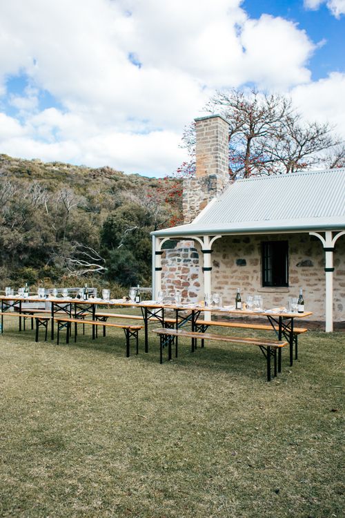 Rustic Outback Outback Australian Pub with Outdoor Seating · Free Stock Photo