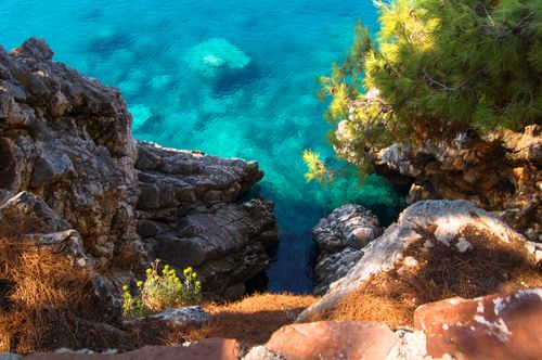Free Breathtaking view of rocky cliffs and crystal-clear turquoise sea, perfect for travel and nature enthusiasts. Stock Photo