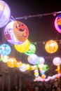 香港夜晚的节日街道被色彩缤纷的灯笼照亮，展现了文化传统