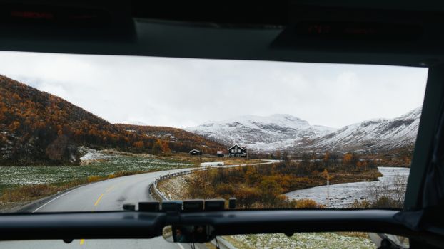 从车窗俯瞰秋天雪山蜿蜒的道路