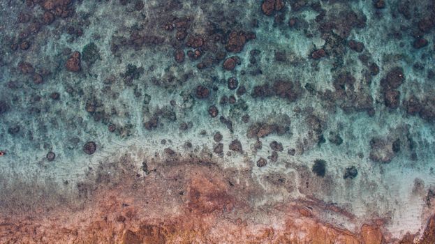 碧绿的海水、岩石海岸线和充满活力的珊瑚礁航拍画面