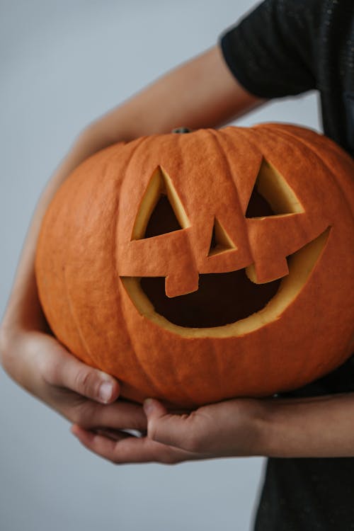 Kostenloses Stock Foto zu festhalten, fröhliches halloween, geschnitzter kürbis