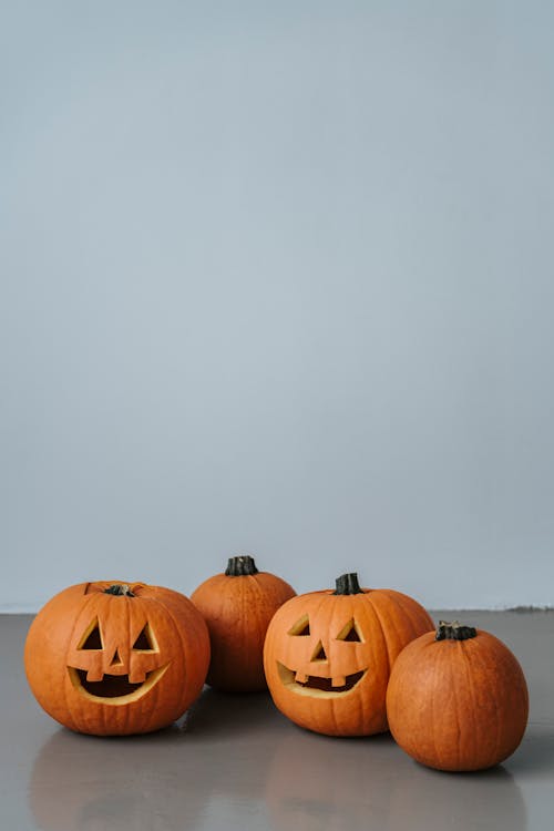 Gratis lagerfoto af glædelig halloween, grå baggrund, græskar