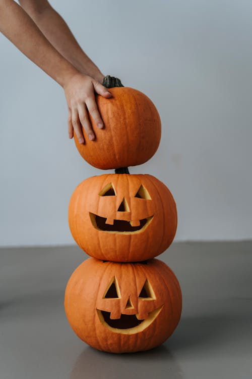 Gratis lagerfoto af glædelig halloween, grå baggrund, græskar