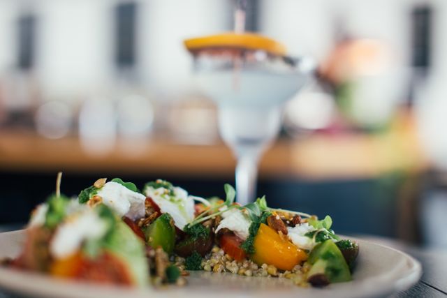 Salade fraîche et cocktail servis sur une table de restaurant