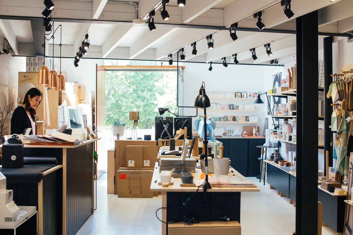 Young employee at a retail counter — part-time work in NRW